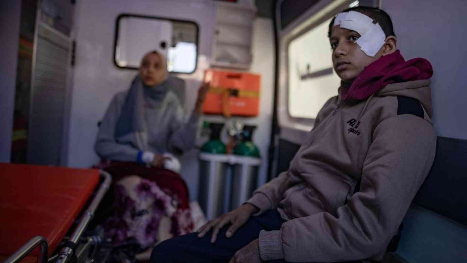 Dopo 280 giorni apre il valico con l'Egitto: un bimbo malato il primo a passare