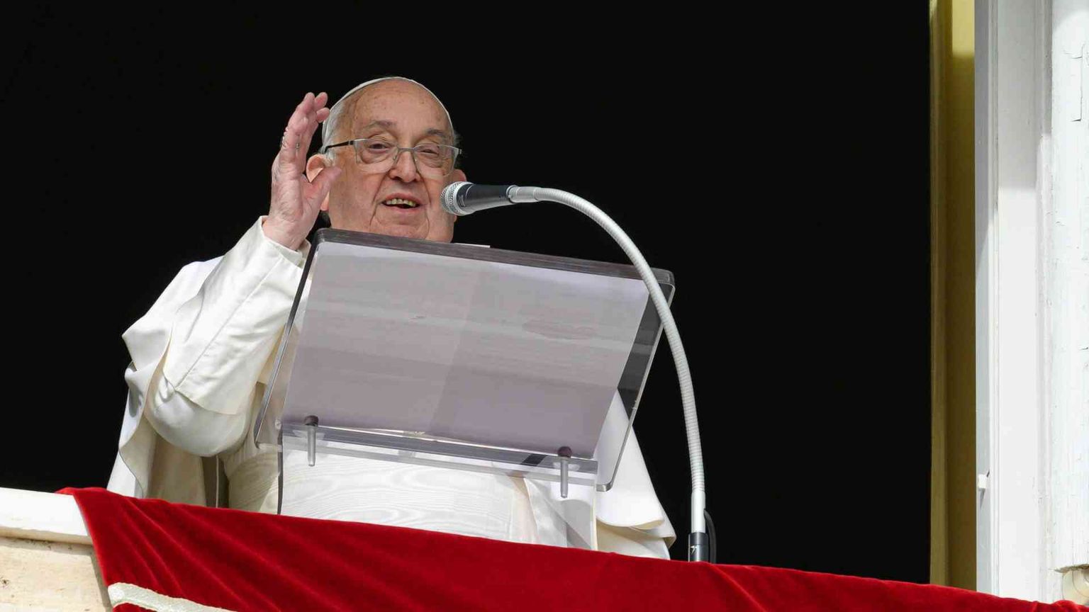 Dal Papa appello ai governanti per la pace e a giovani coppie per procreare