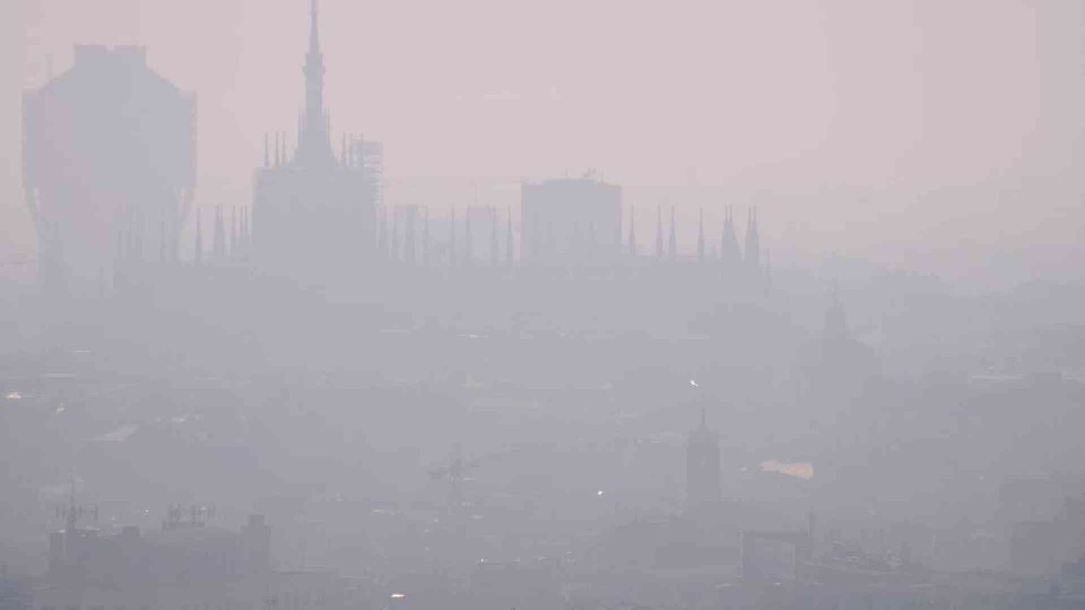 Lo smog in Italia resta un'emergenza: ma come se ne esce? Le città peggiori