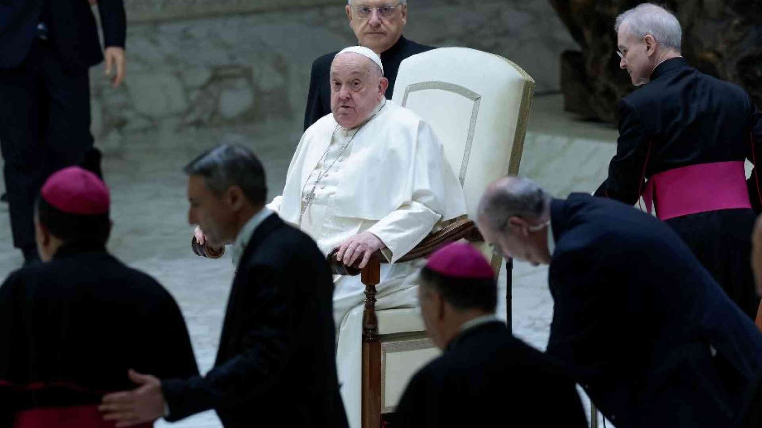 Il Papa raffreddato, non legge il testo della catechesi