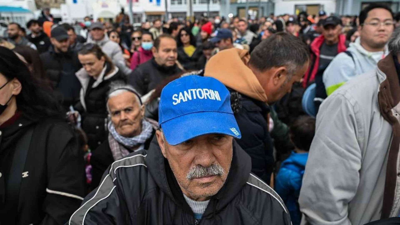 Le scosse anomale, l'esodo senza fine: ma cosa sta succedendo a Santorini?