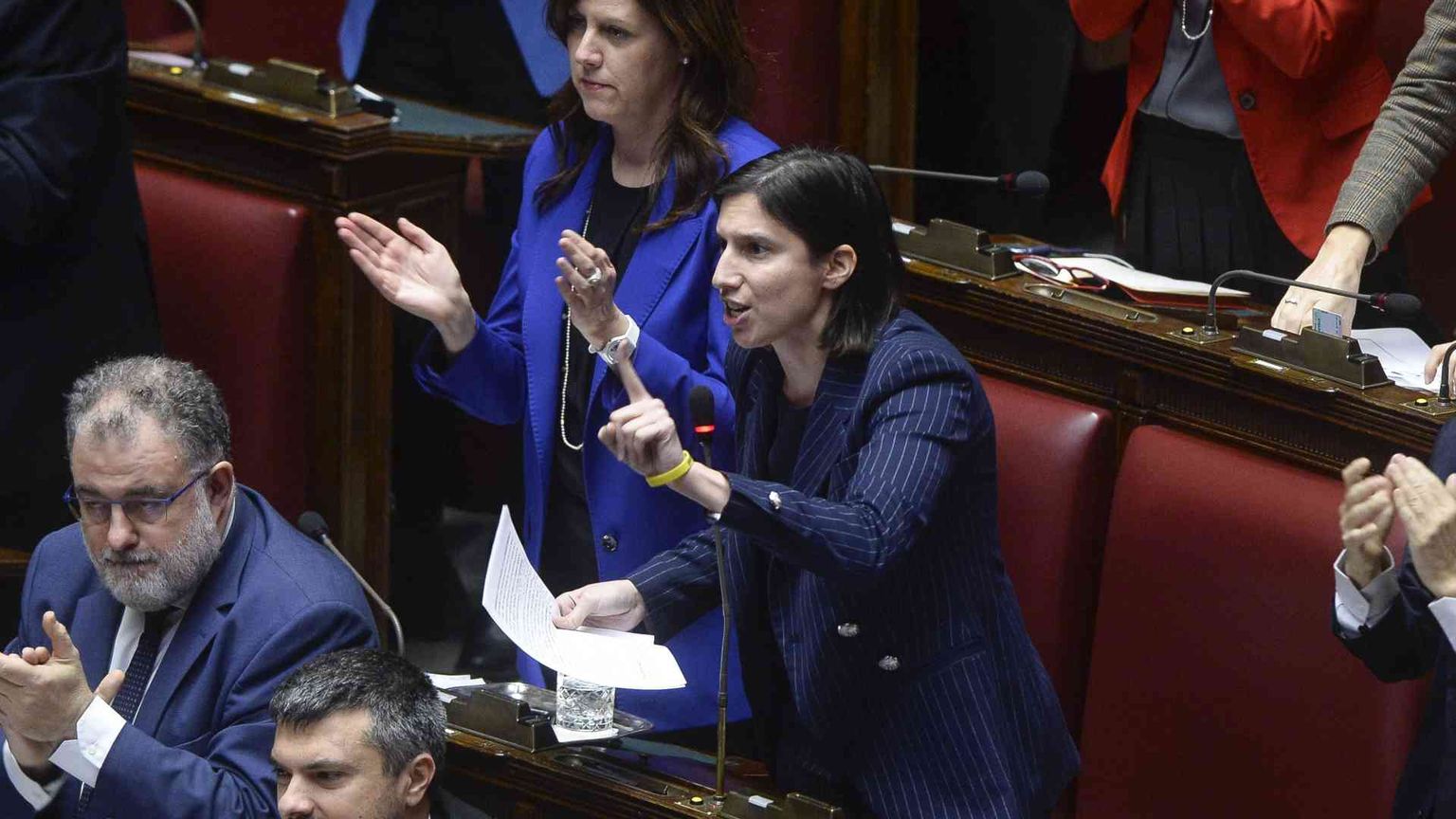 Schlein e Conte all'attacco: «Difendono un torturatore»