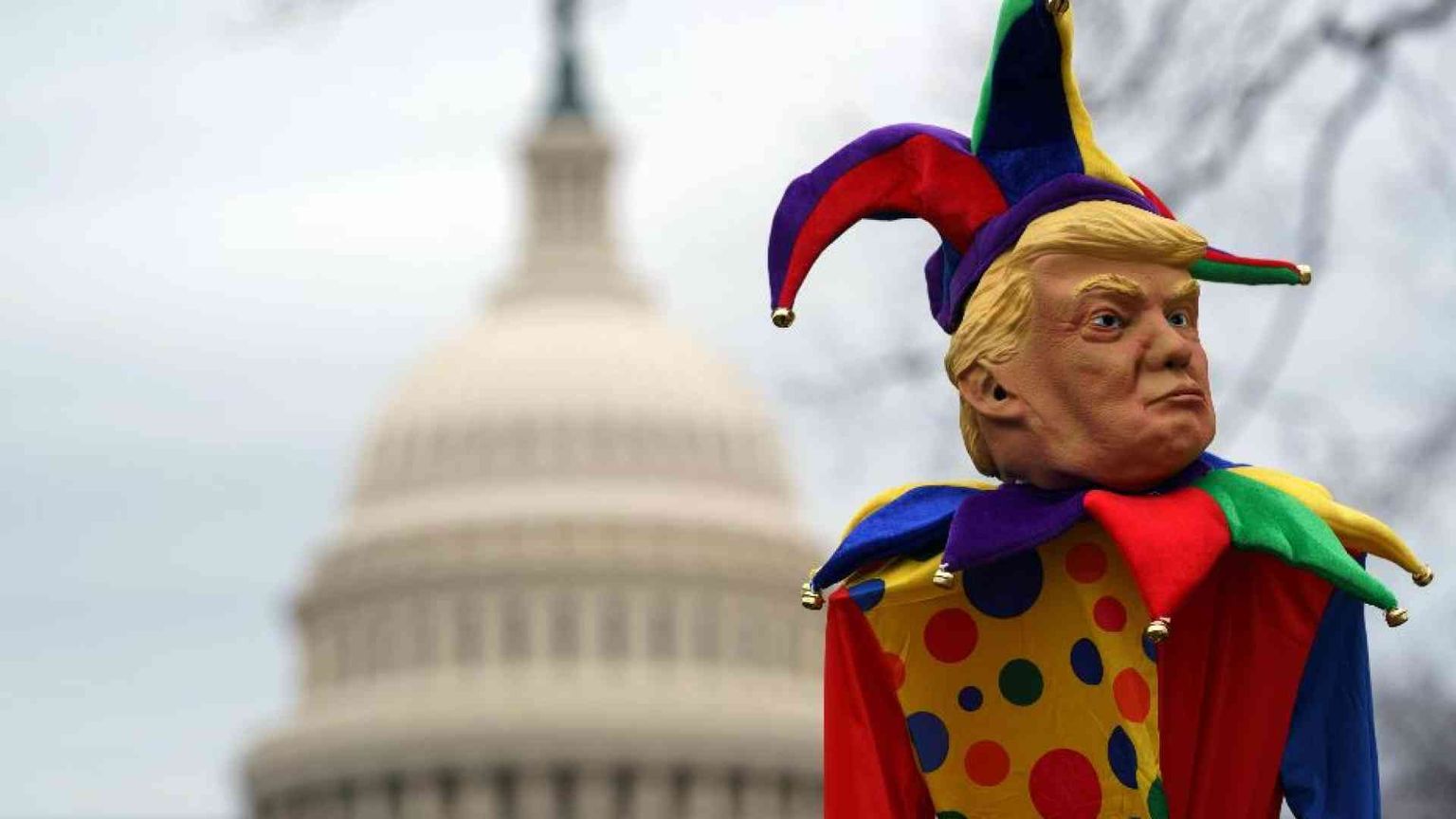 Il mondo rovesciato di Trump: oggi è la Festa dei folli (ma non c'è da ridere)
