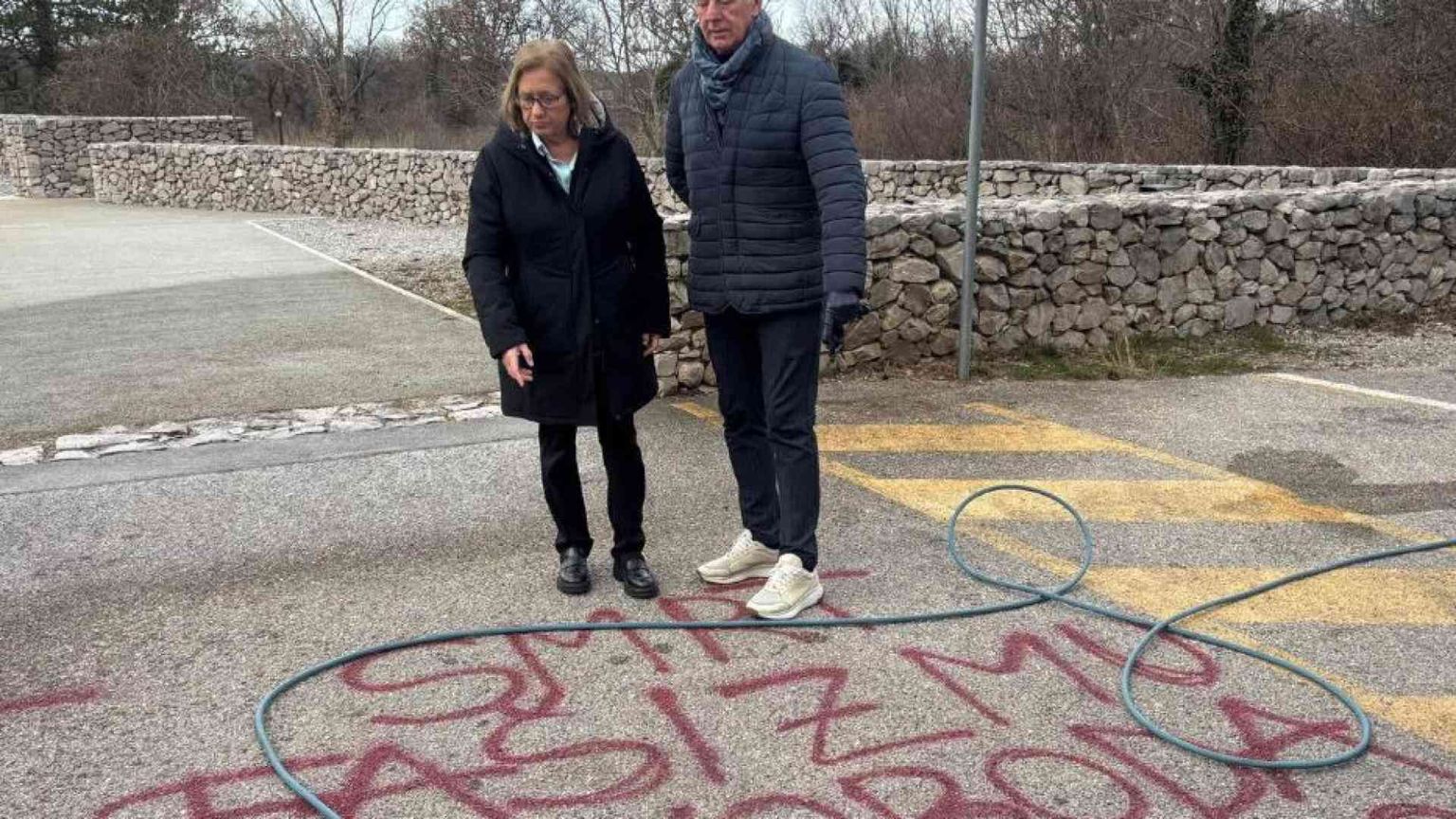 Vandalizzata la foiba di Basovizza. Meloni: «Oltraggio alla nazione»