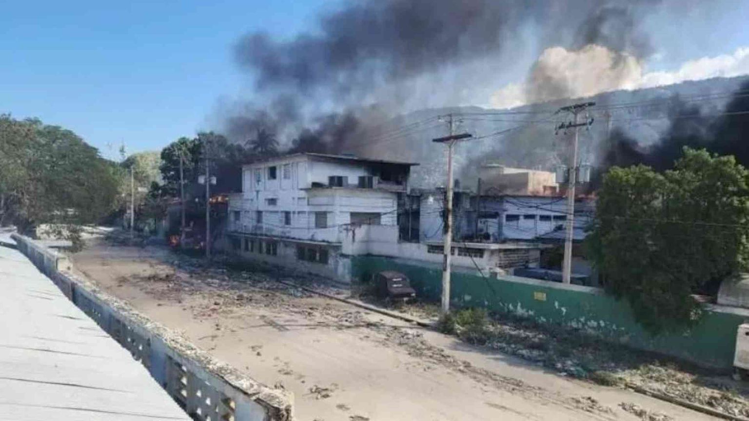 In fiamme l'ospedale di Port-au-Prince sotto accusa le gang