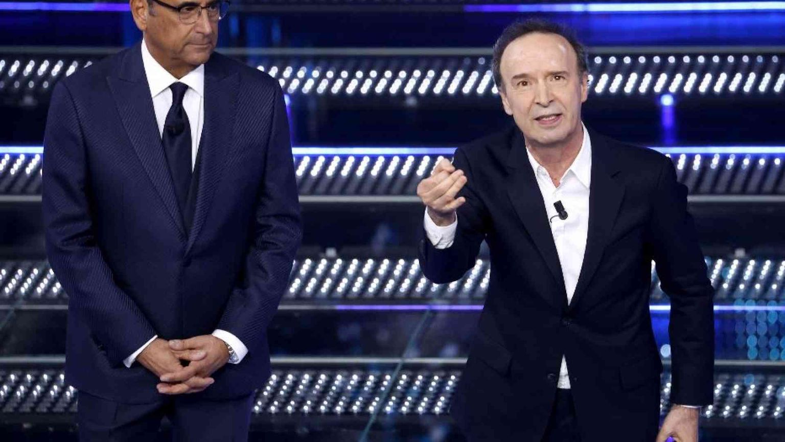 Benigni apre il Festival e difende Mattarella: «Siamo orgogliosi di lei»