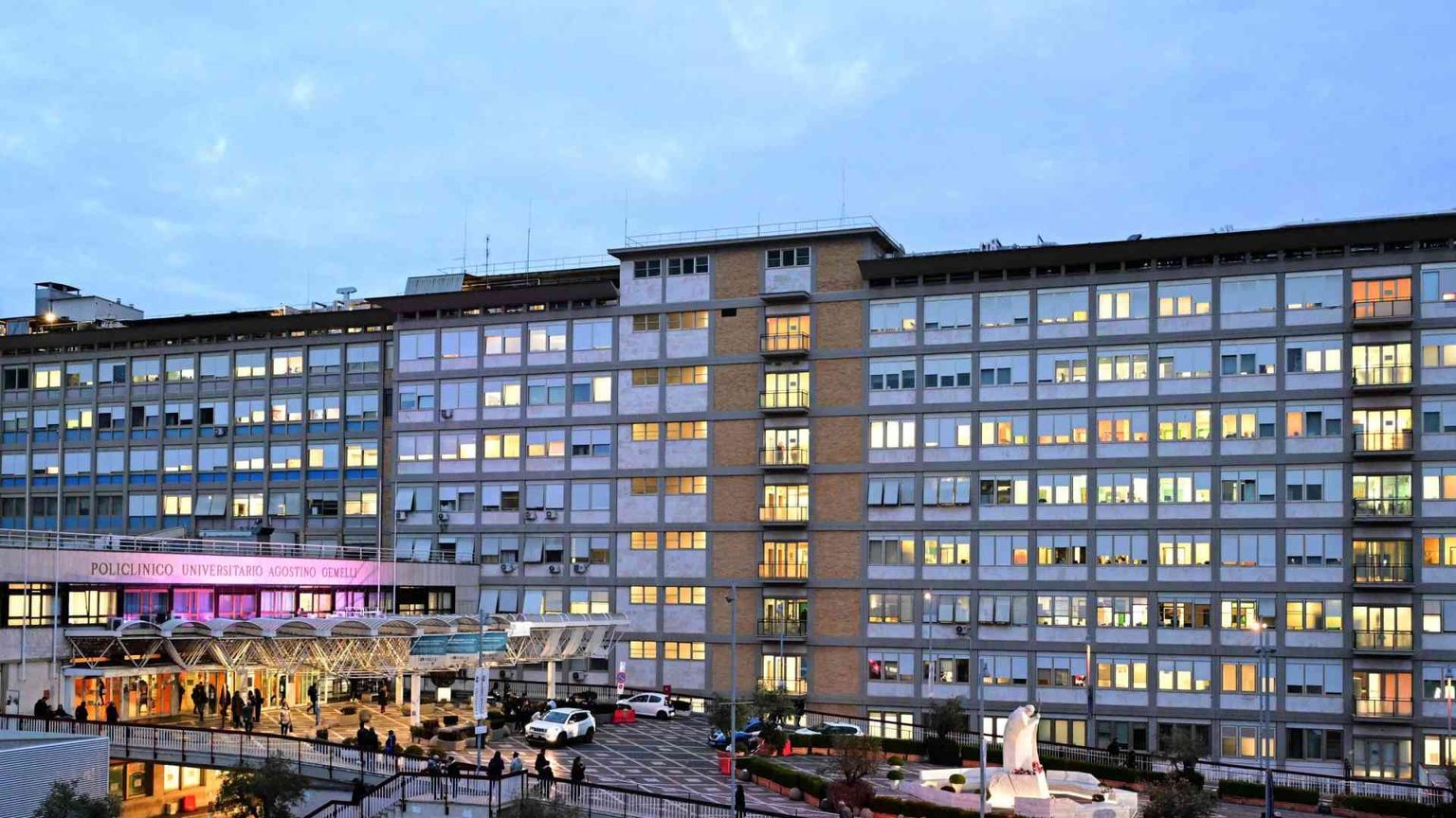 Il Papa non ha più la febbre. «Quadro clinico complesso»