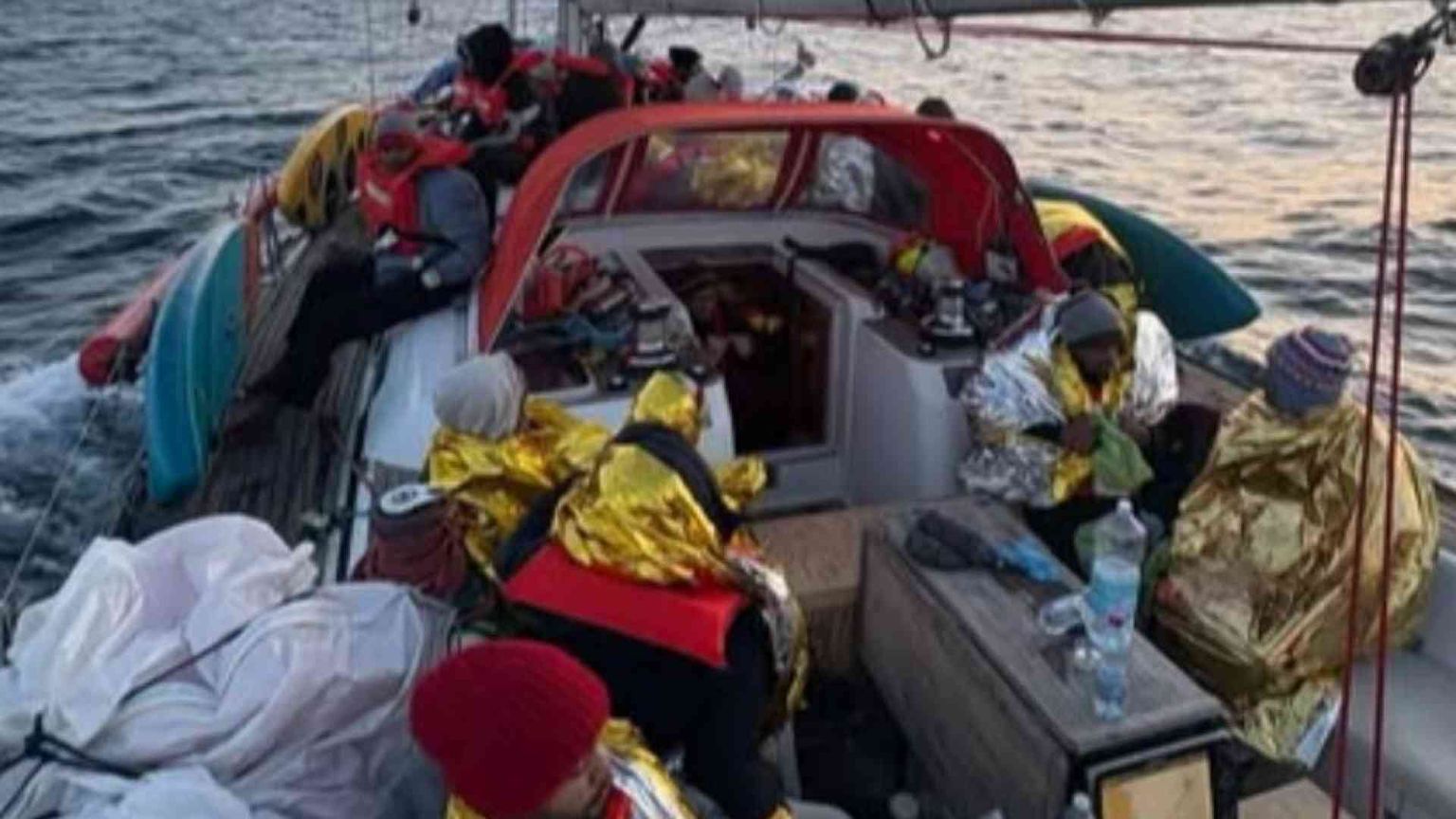 Piccolo veliero salva 50 persone in pericolo