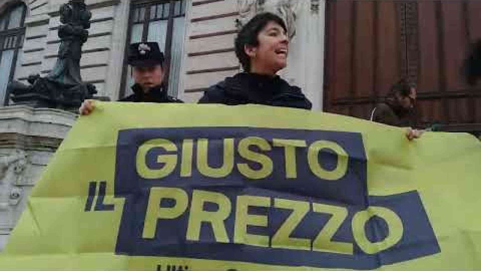 Frutta e verdura marcia sulla scalinata di Montecitorio