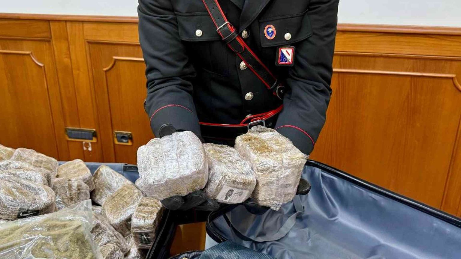 Quei maxi-carichi di cocaina e hashish verso l'Italia: due blitz per bloccarli