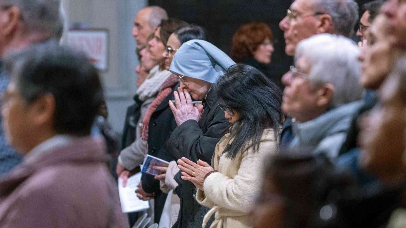 Le preghiere di Zuppi e Reina danno voce all'Italia: il Papa guarisca presto