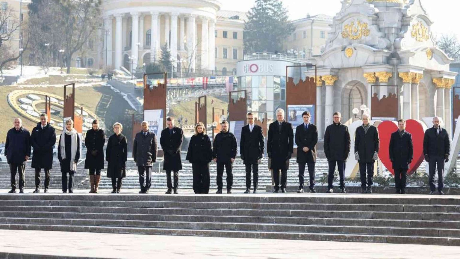 L'anniversario della guerra sotto una pioggia di droni russi. L'Europa a Kiev