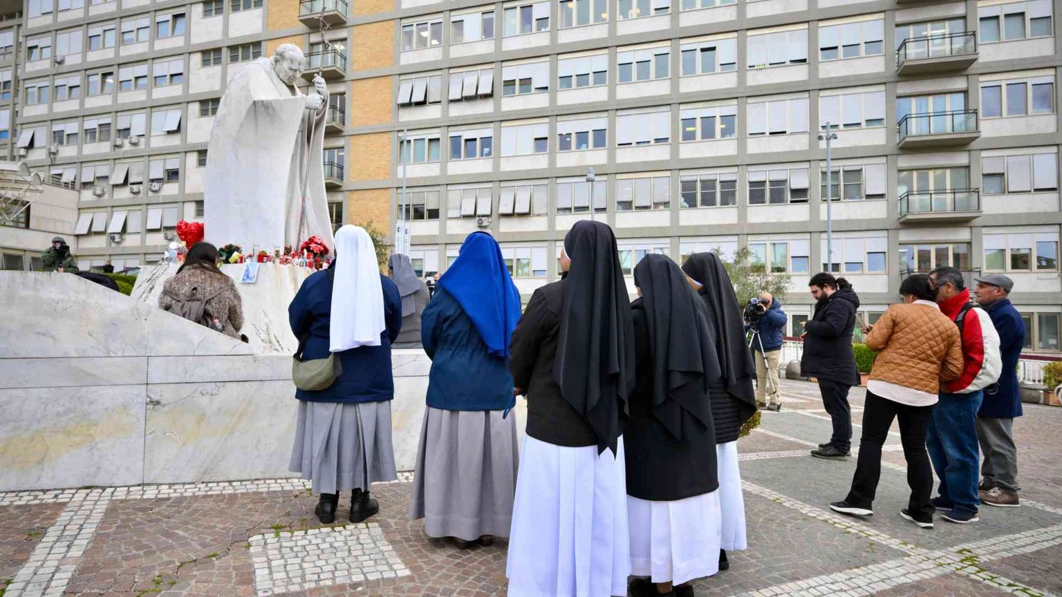 «Il Papa ha dormito bene». Confermati i miglioramenti