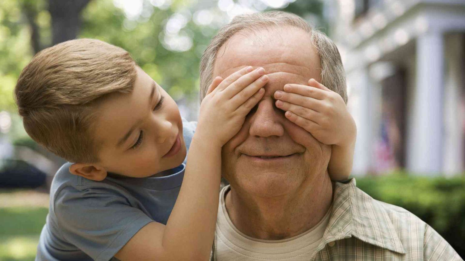 Solitudine ed invecchiamento, il lavoro di cura in carico alle famiglie