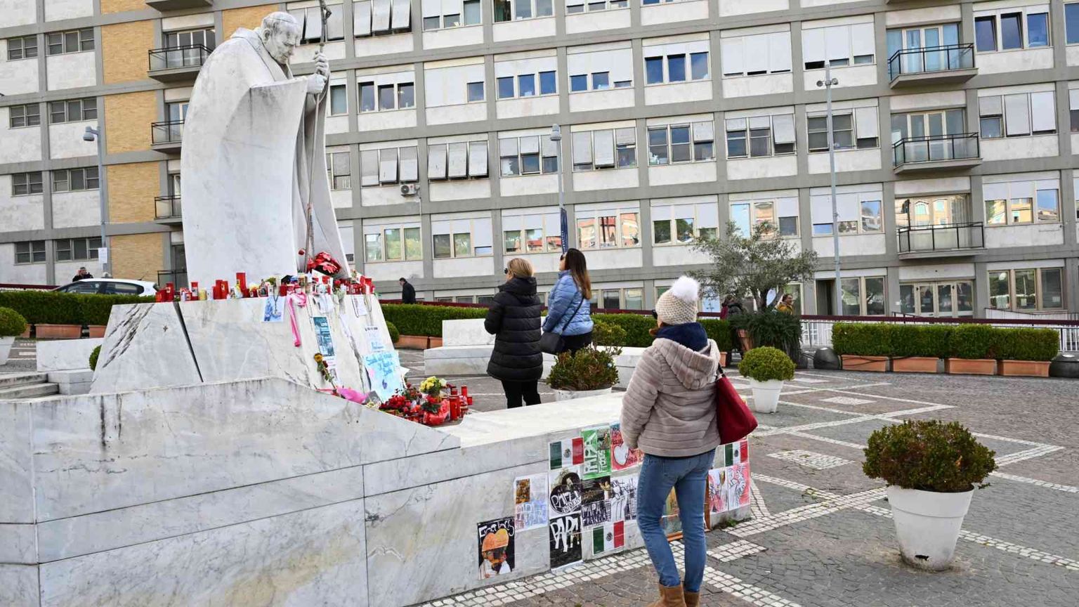 Bene la notte per il Papa. Continua la terapia di ossigeno ad alti flussi