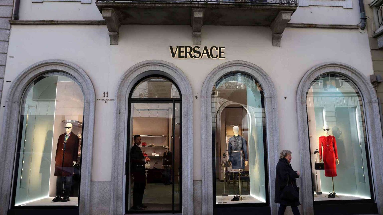 Prada pronta ad acquisire Versace e a sfidare i colossi francesi