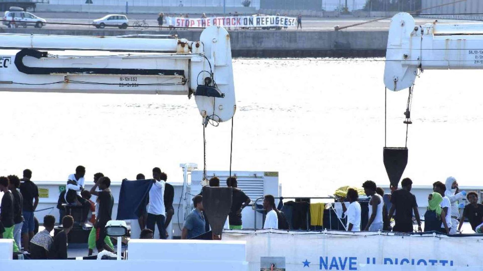 «Diciotti, il governo risarcisca i migranti». Meloni: decisione frustrante