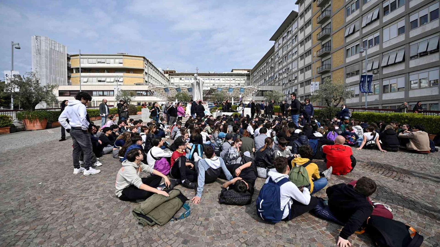 Il Papa all'Angelus: «Grazie per le preghiere. Prego per voi»