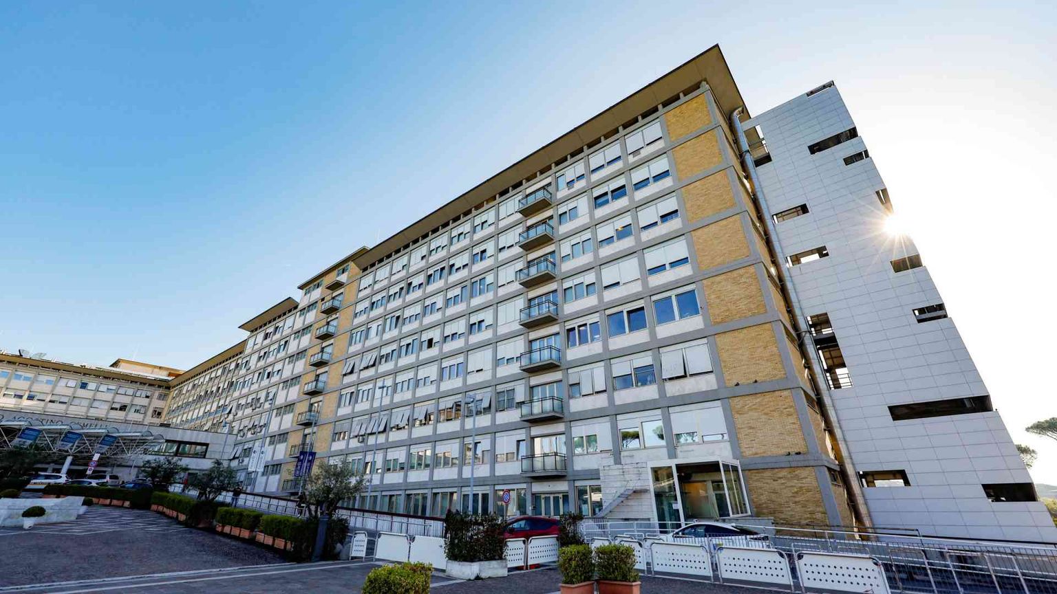 Mattina tra esercizi spirituali e cure per il Papa. Oggi nuovo bollettino