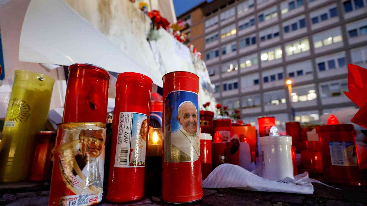 Il Papa stabile. Confermati i miglioramenti