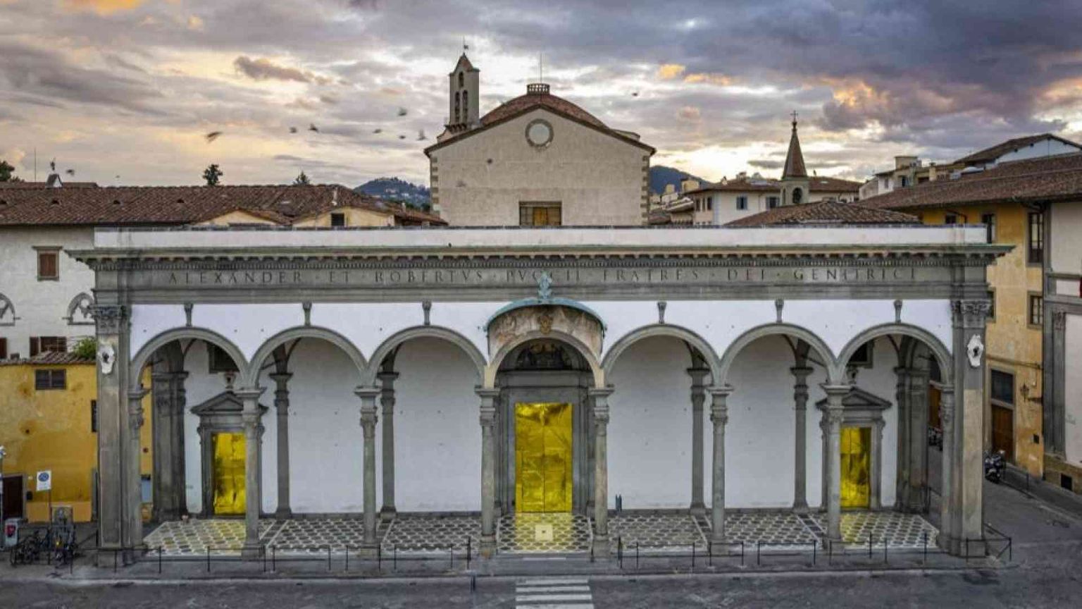 A Firenze le coperte termiche dei migranti sulle porte della Basilica