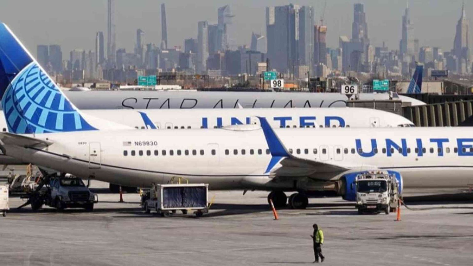 Pilota del volo per la Cina dimentica il passaporto e rientra in aeroporto