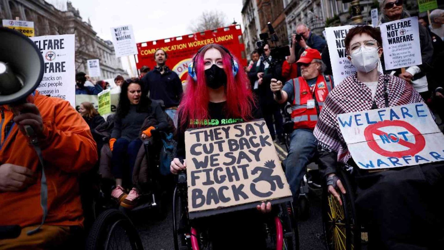 Starmer presenta la manovra sangue e lacrime: ci saranno 250mila poveri in più