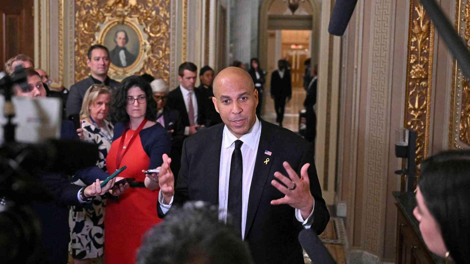 Il senatore Cory Booker attacca Trump per 24 ore e 20 minuti e batte ogni record