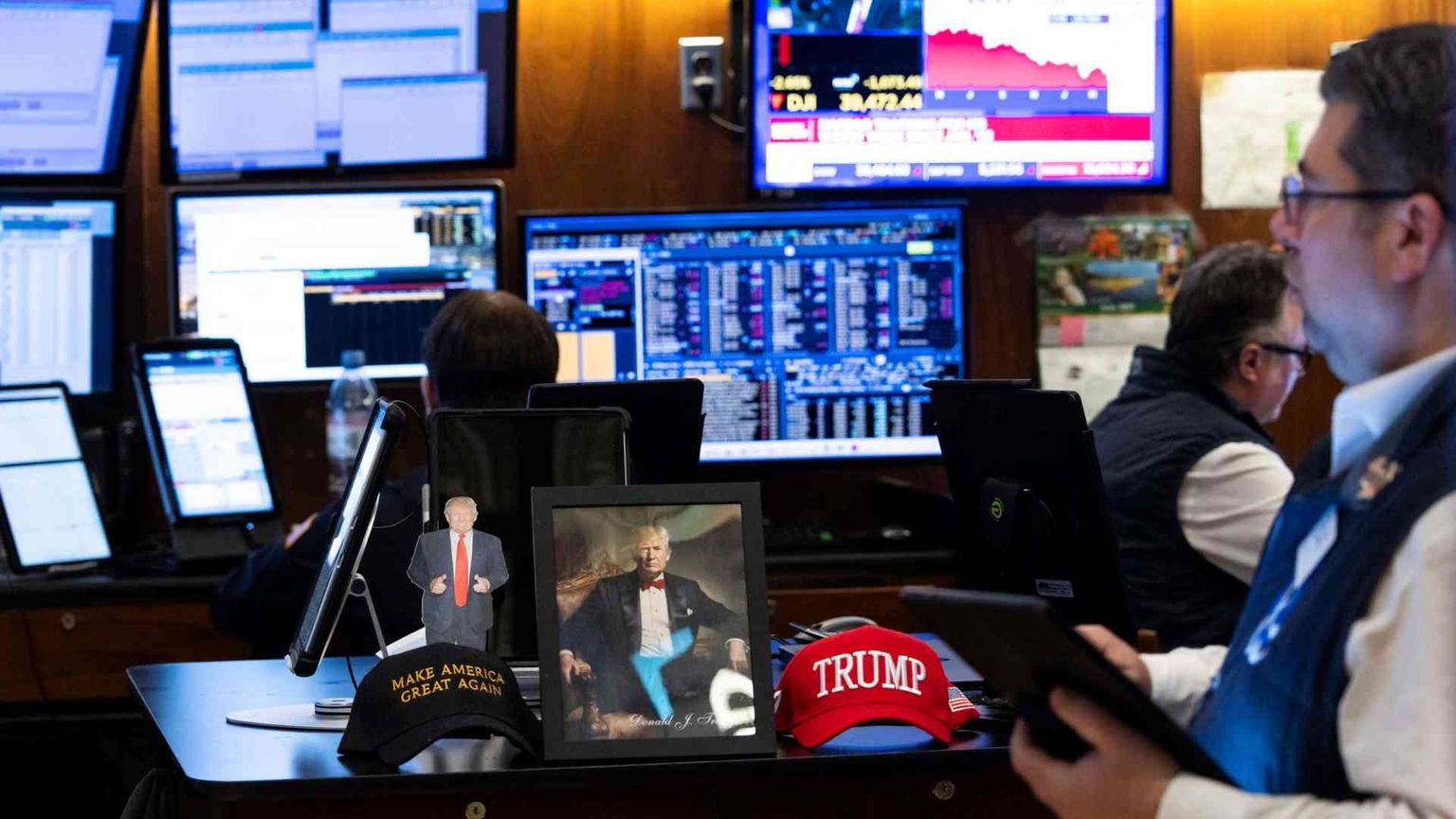 Le Borse a picco per i dazi. Trump: «Ma vi farò più ricchi»