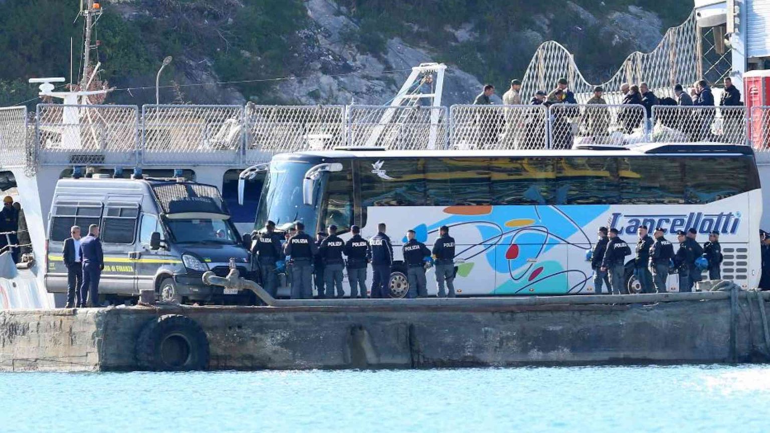 L'arrivo in Albania dei migranti e la nuova polemica: «Sono scesi ammanettati»