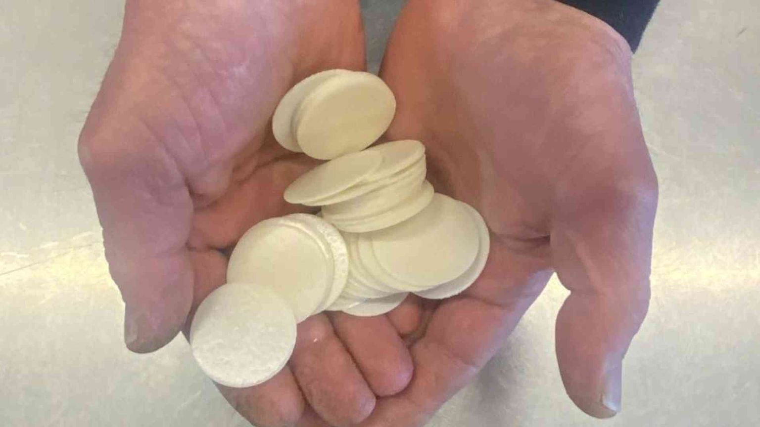 Con le mani segnate dal male le ostie per restituire speranza