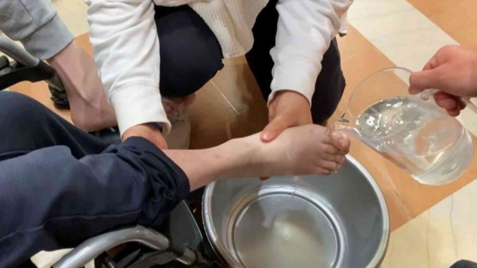 Al “Serafico” i medici lavano i piedi ai giovani ospiti con disabilità gravi