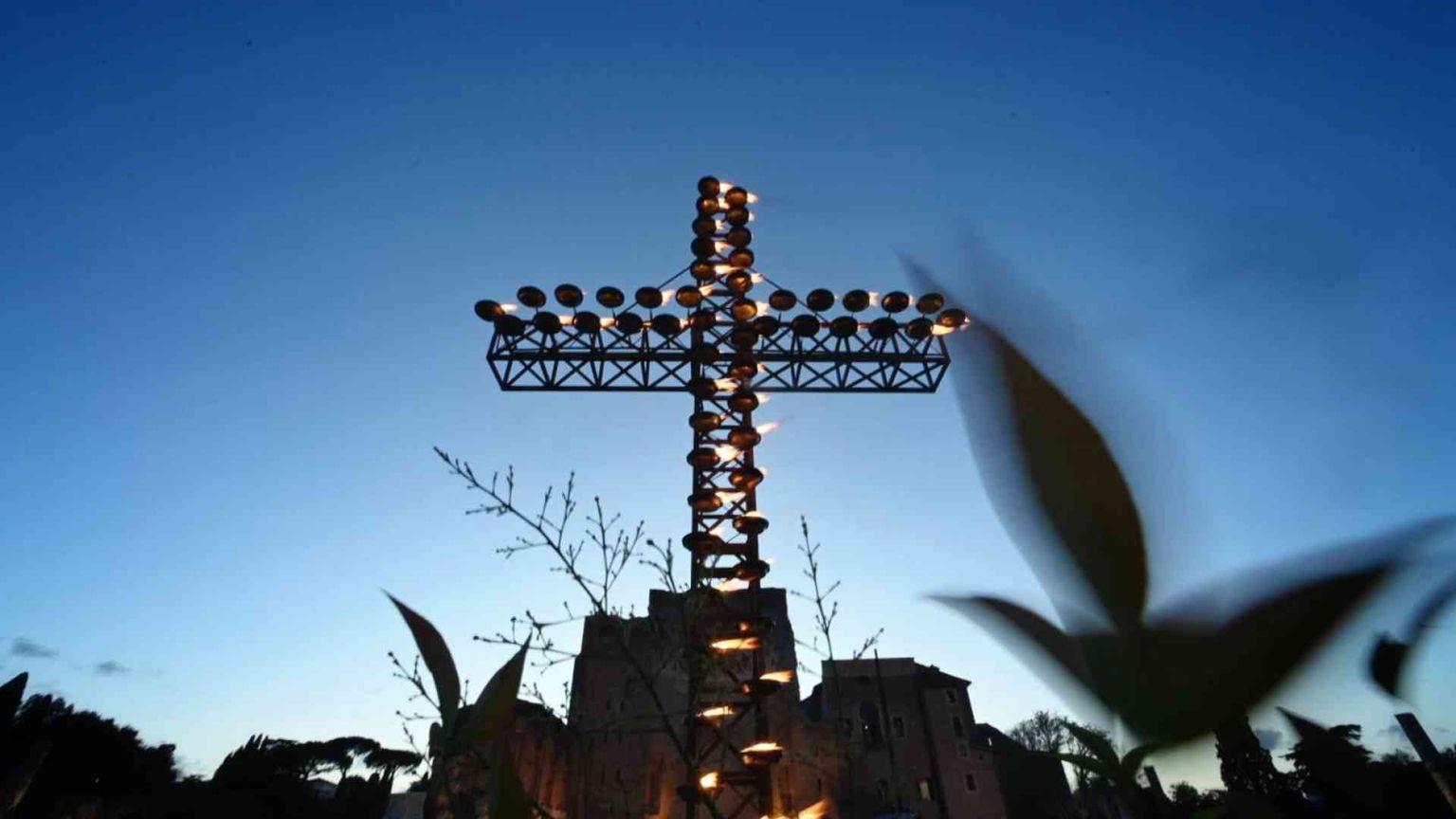 Il mondo al Colosseo per la Via Crucis. «Gesù ridà forza a chi è caduto»