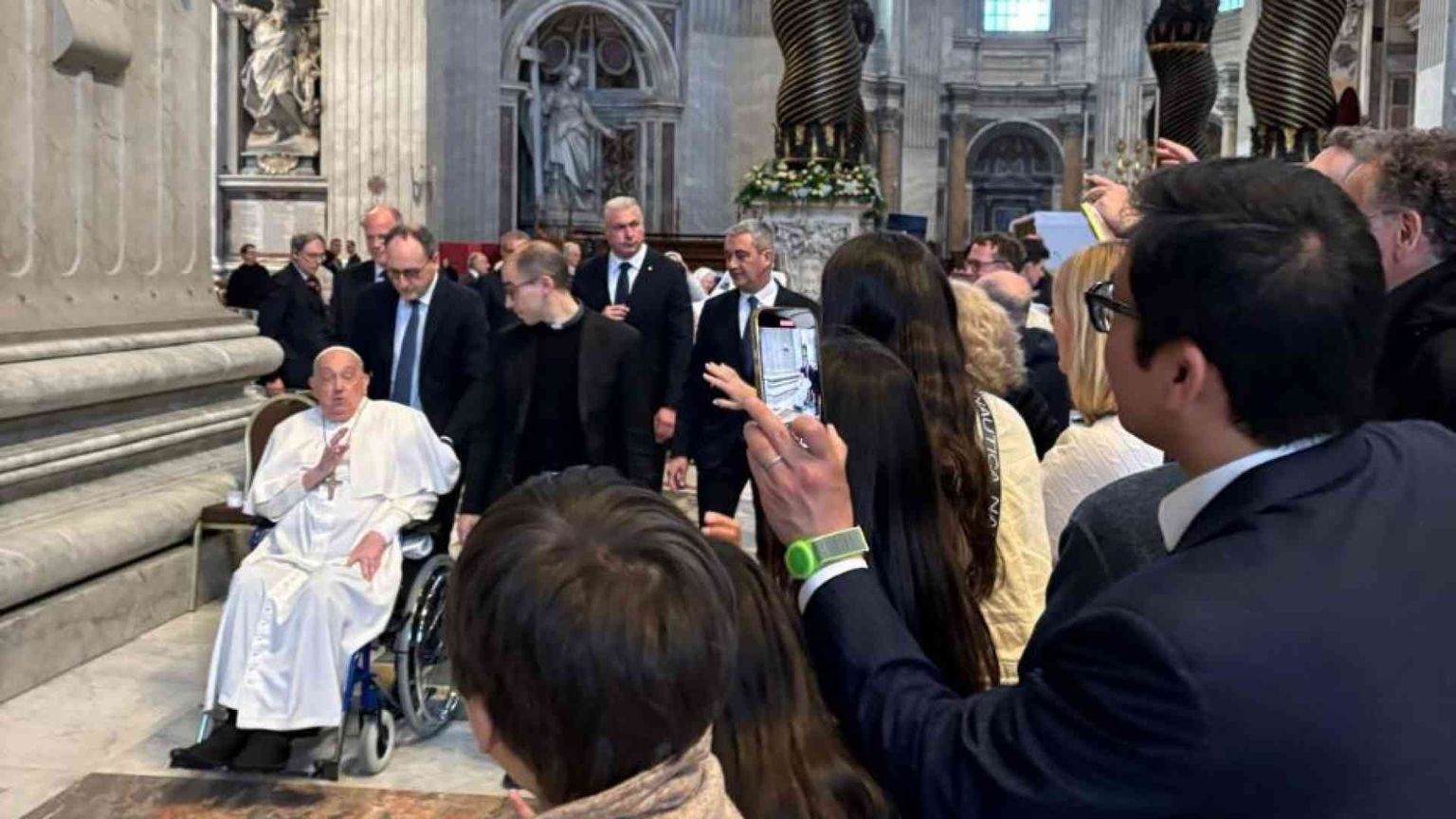 Il Papa prega in Basilica e a Pasqua vorrebbe esserci