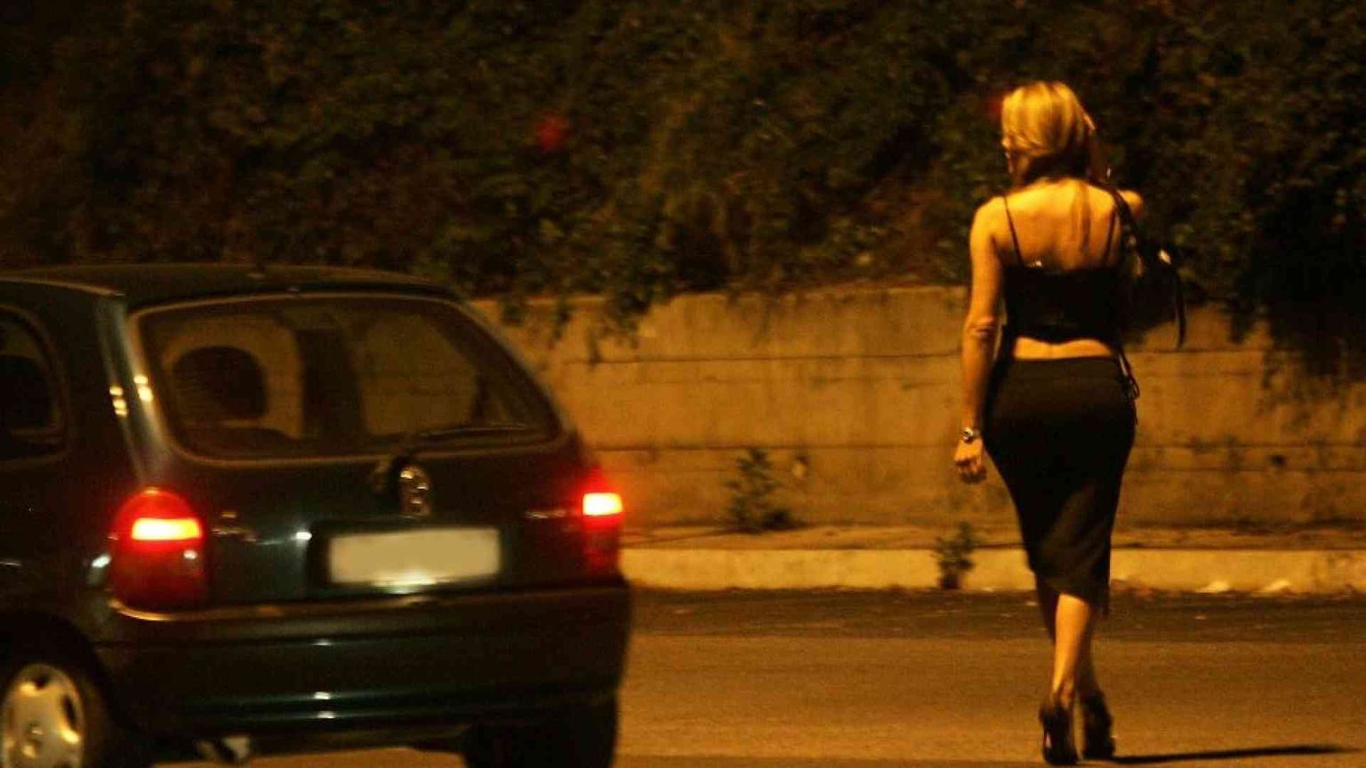 A 15 anni schiava sulla strada. «Una notte tra i clienti vidi un prete... »