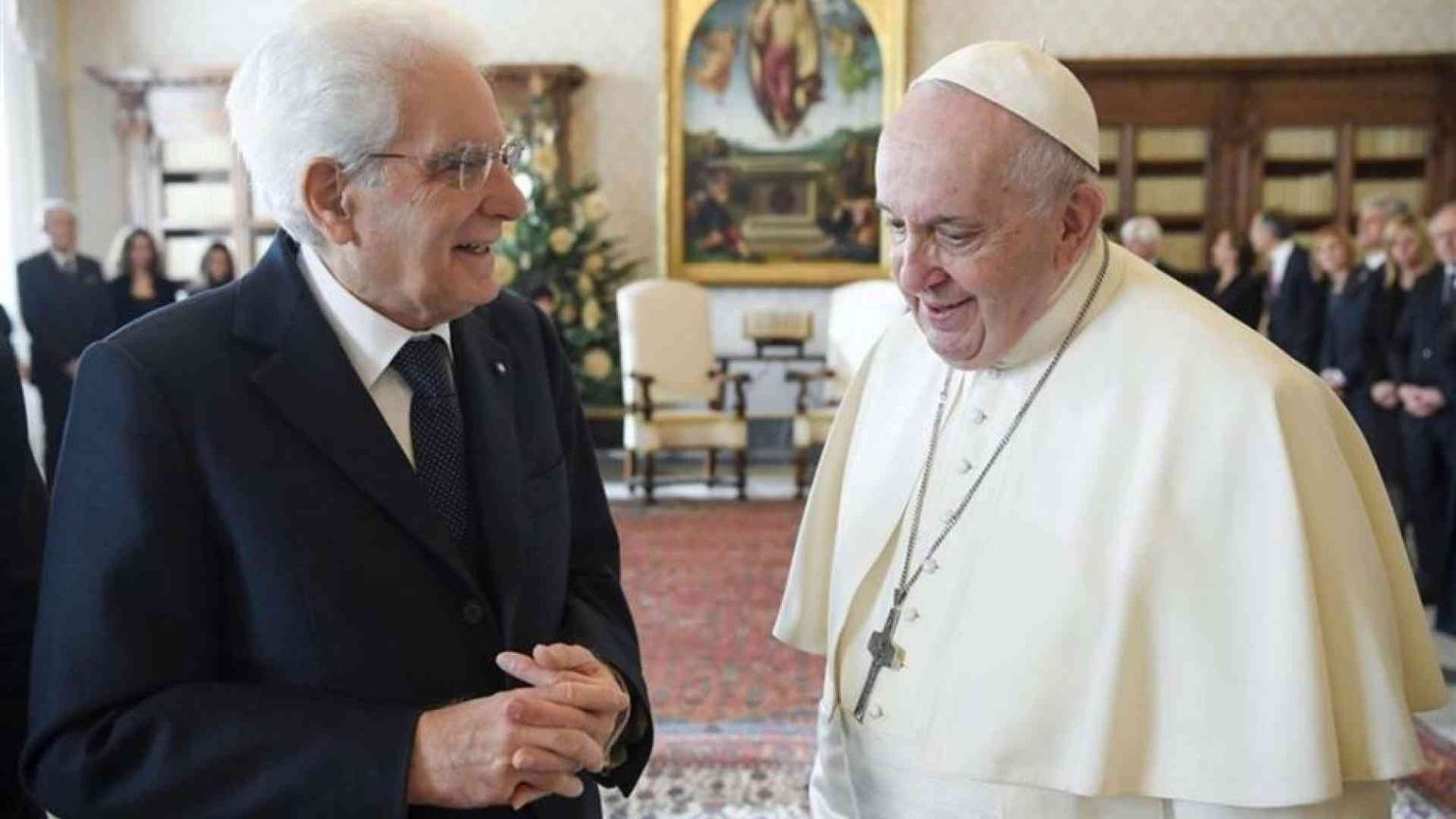Mattarella: «Un grande vuoto». Meloni: «Il Papa della gente»