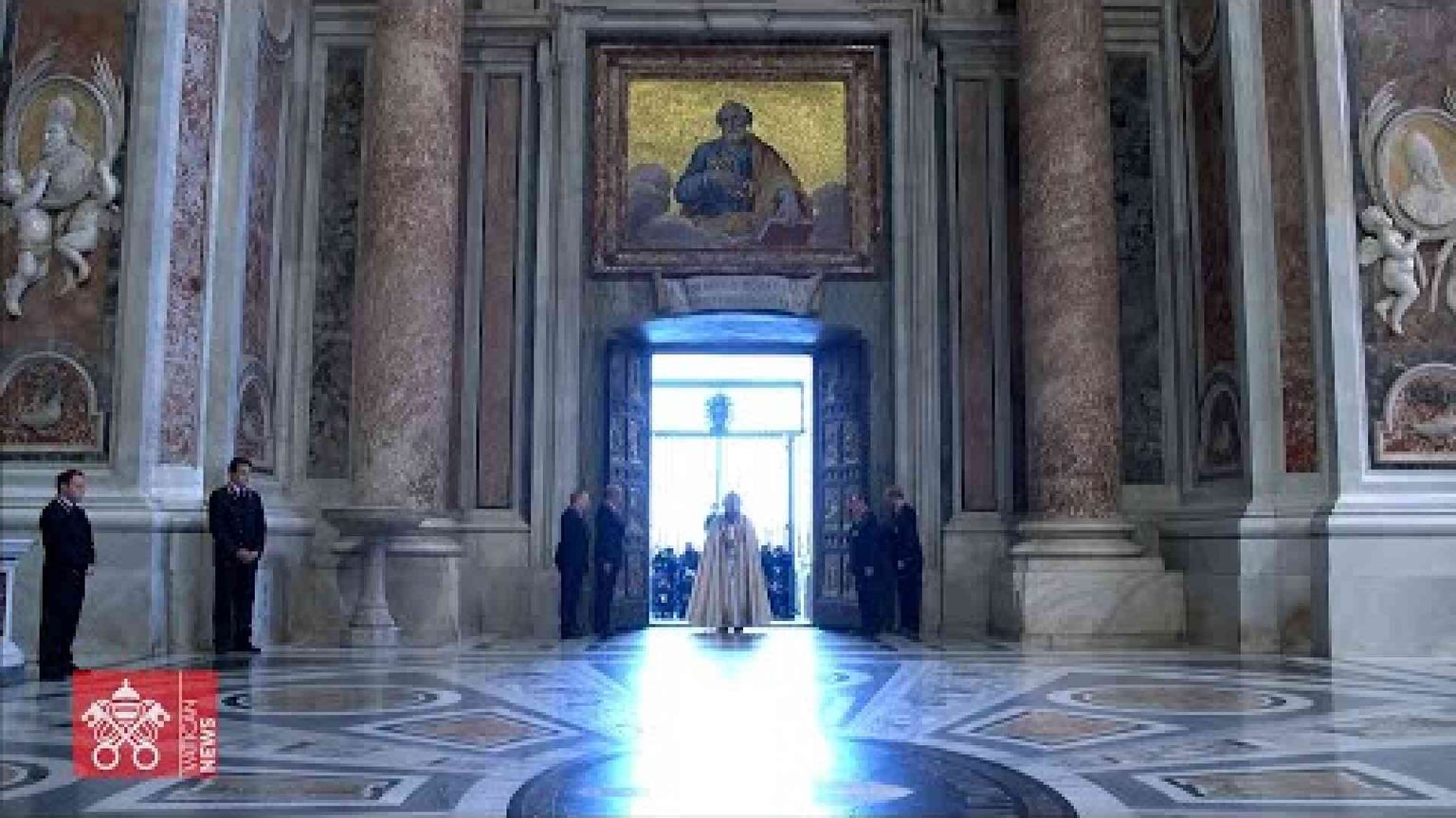 I gesti, le parole, gli abbracci: il Papa delle prime volte