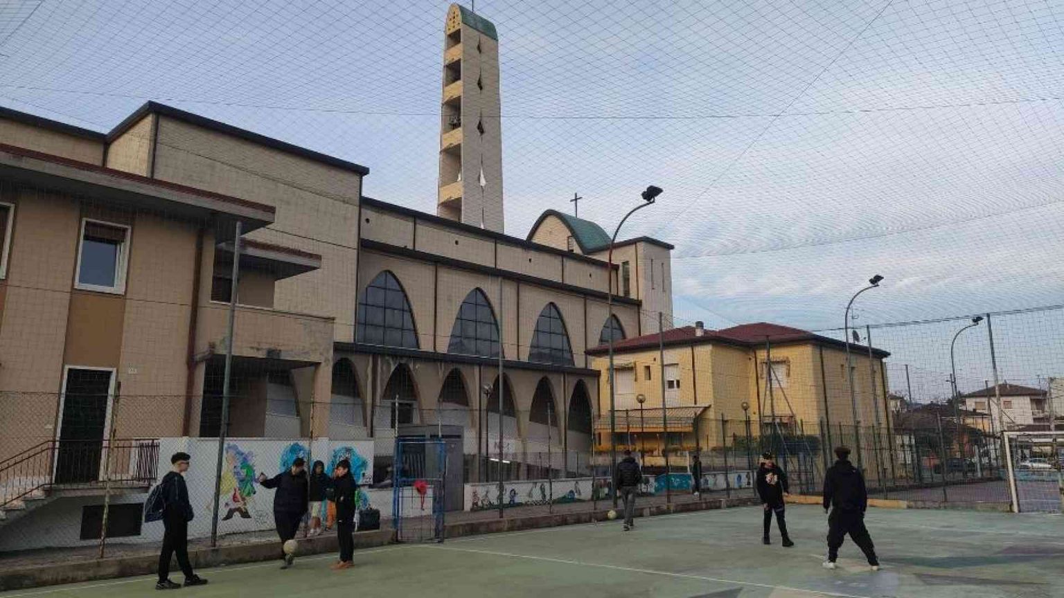 La droga e il vuoto: i ragazzi che don Andrea prova a salvare