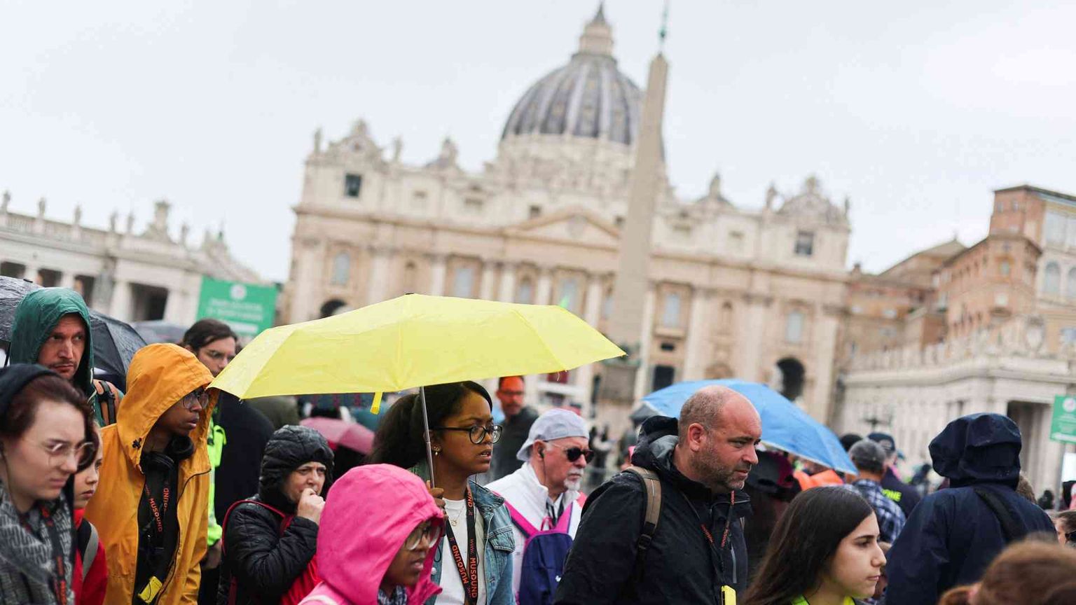 L'abbraccio senza fine: «Vi raccontiamo perché siamo qui»