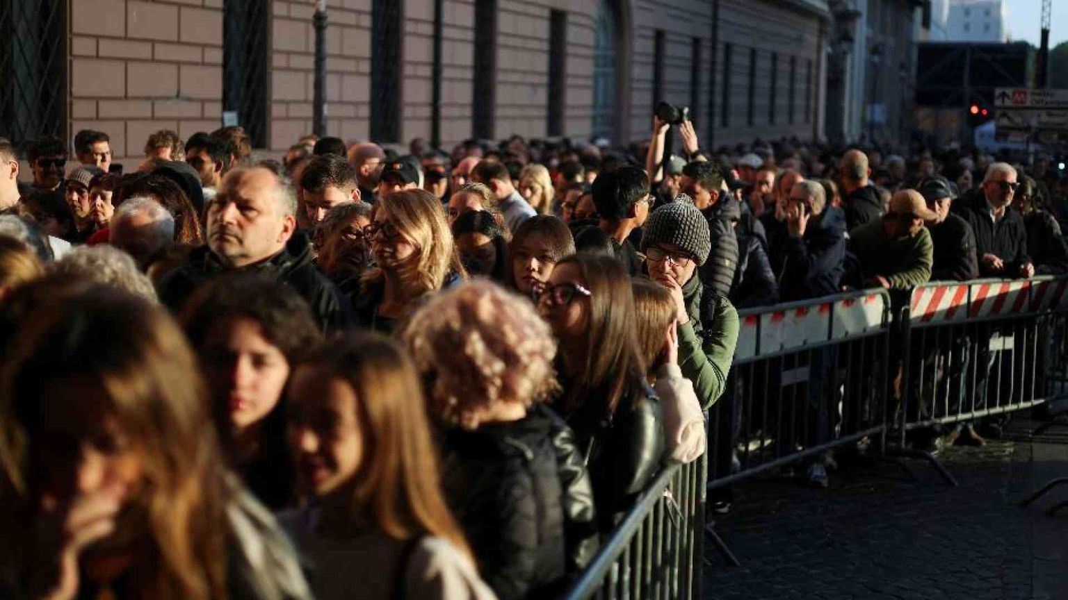 Cosa muove quella moltitudine in fila per il Papa