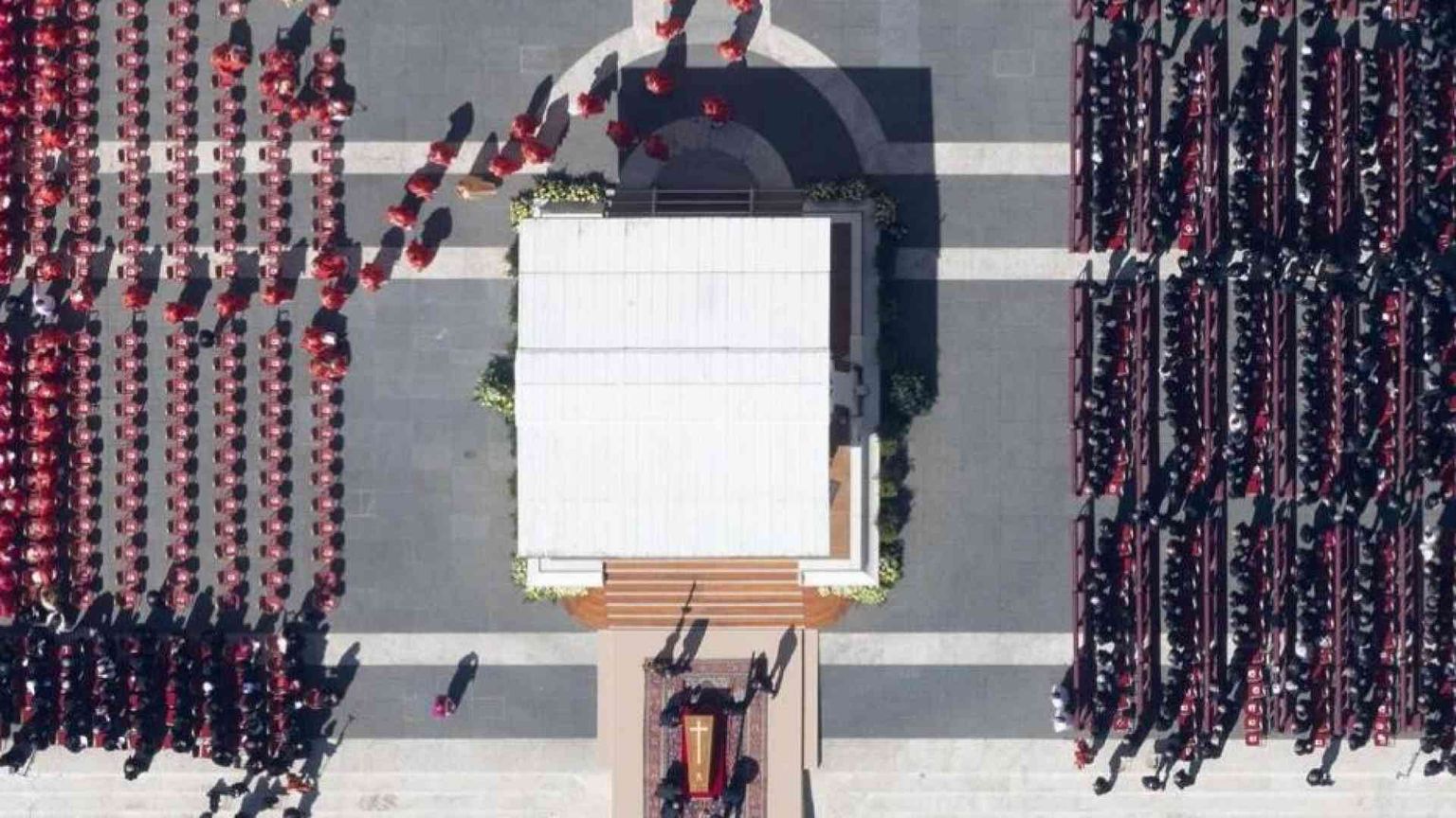 Il popolo e i potenti, l'omelia di Re, gli applausi: i funerali di Francesco