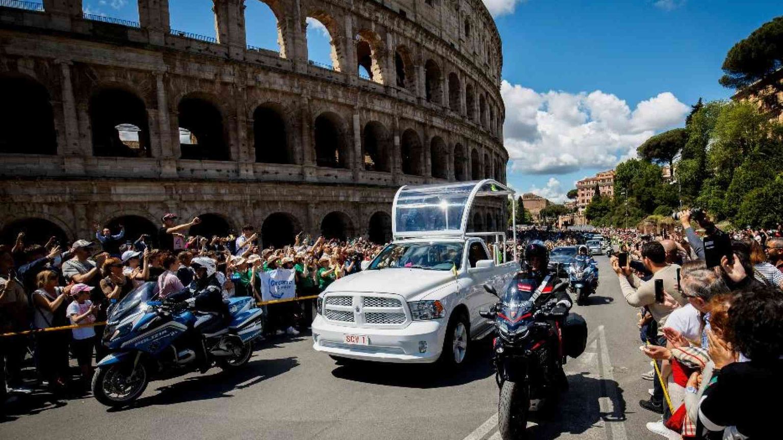 Sulla papamobile, in mezzo alla gente: l'ultimo viaggio di Francesco