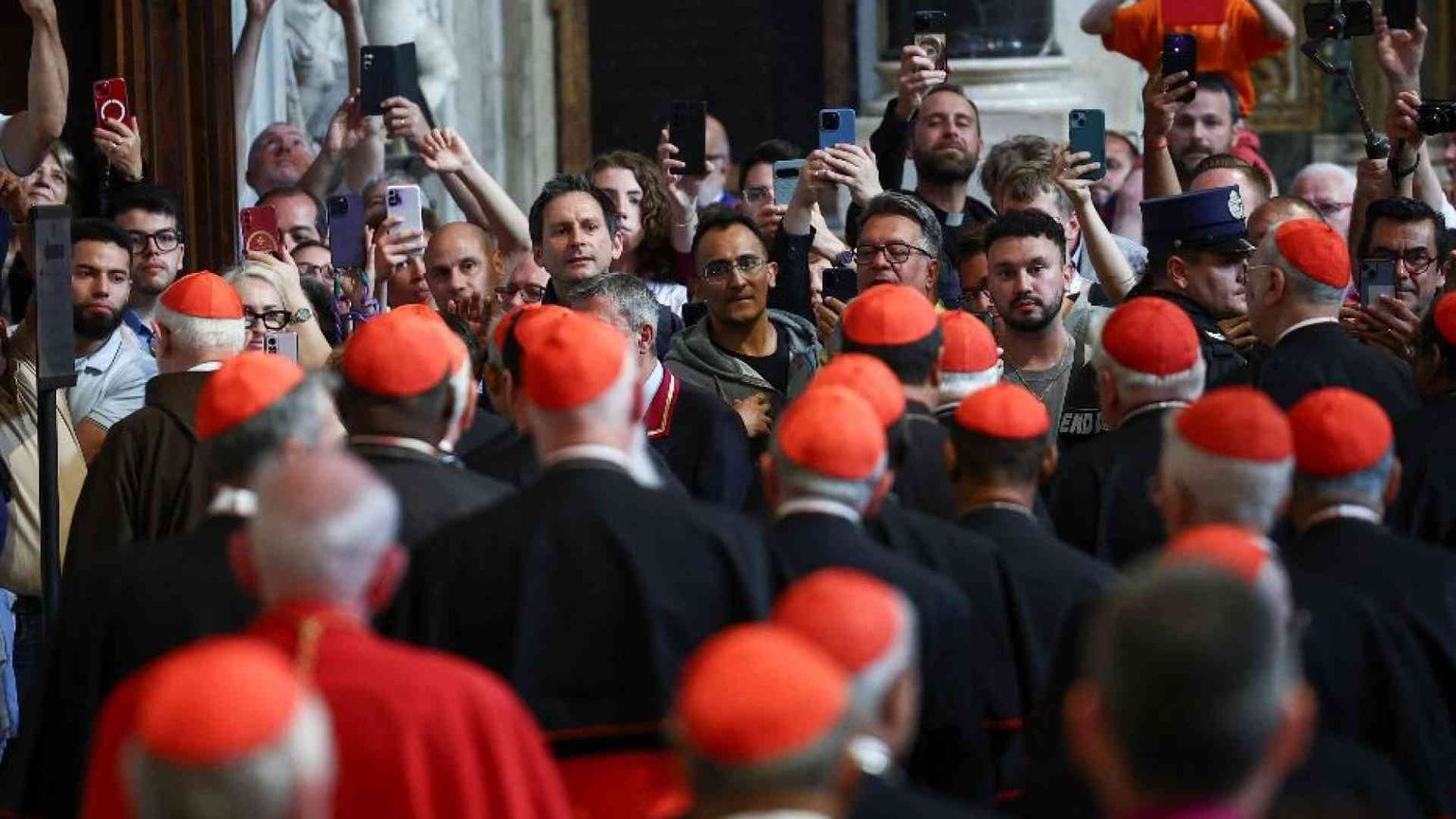 I cardinali, acclamati dalla folla, in preghiera sulla tomba di Francesco