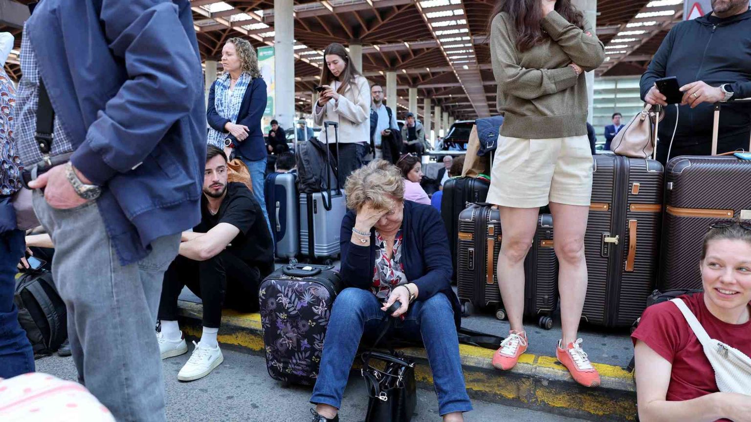 Blackout in Spagna: metro e treni bloccati. «Non uscite di casa»