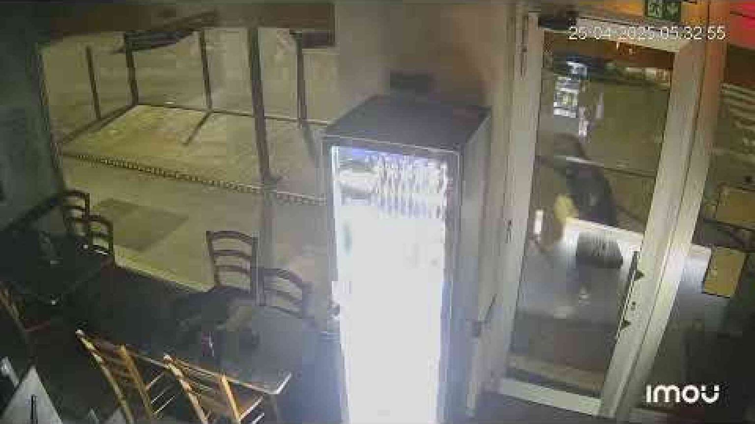 A Milano l'irruzione nel bar vicino alla Regione. I titolari: «Siamo soli»