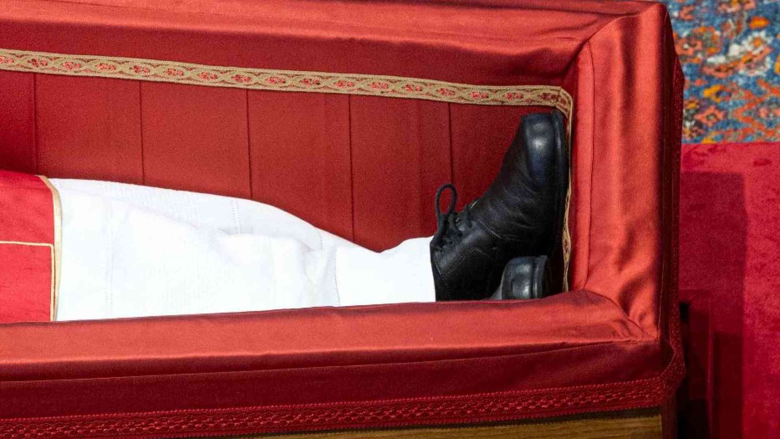 Le scarpe indossate nella bara ci dicono tanto del Papa