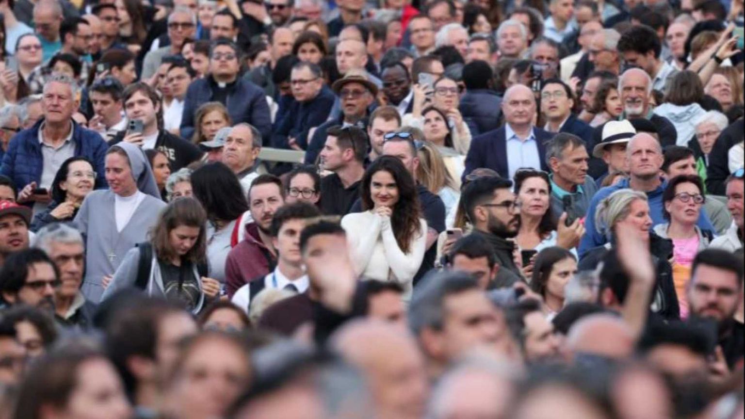 Un mondo in preghiera per l’elezione del nuovo Papa