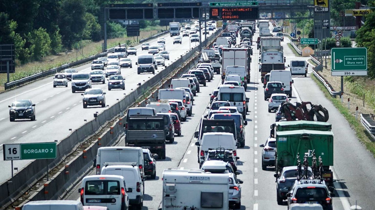 Le auto in Italia sono sempre di più (e sempre più vecchie)