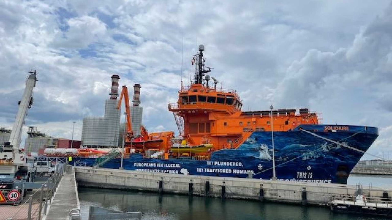 La nave Solidaire del filantropo italo-argentino a Genova con 263 migranti