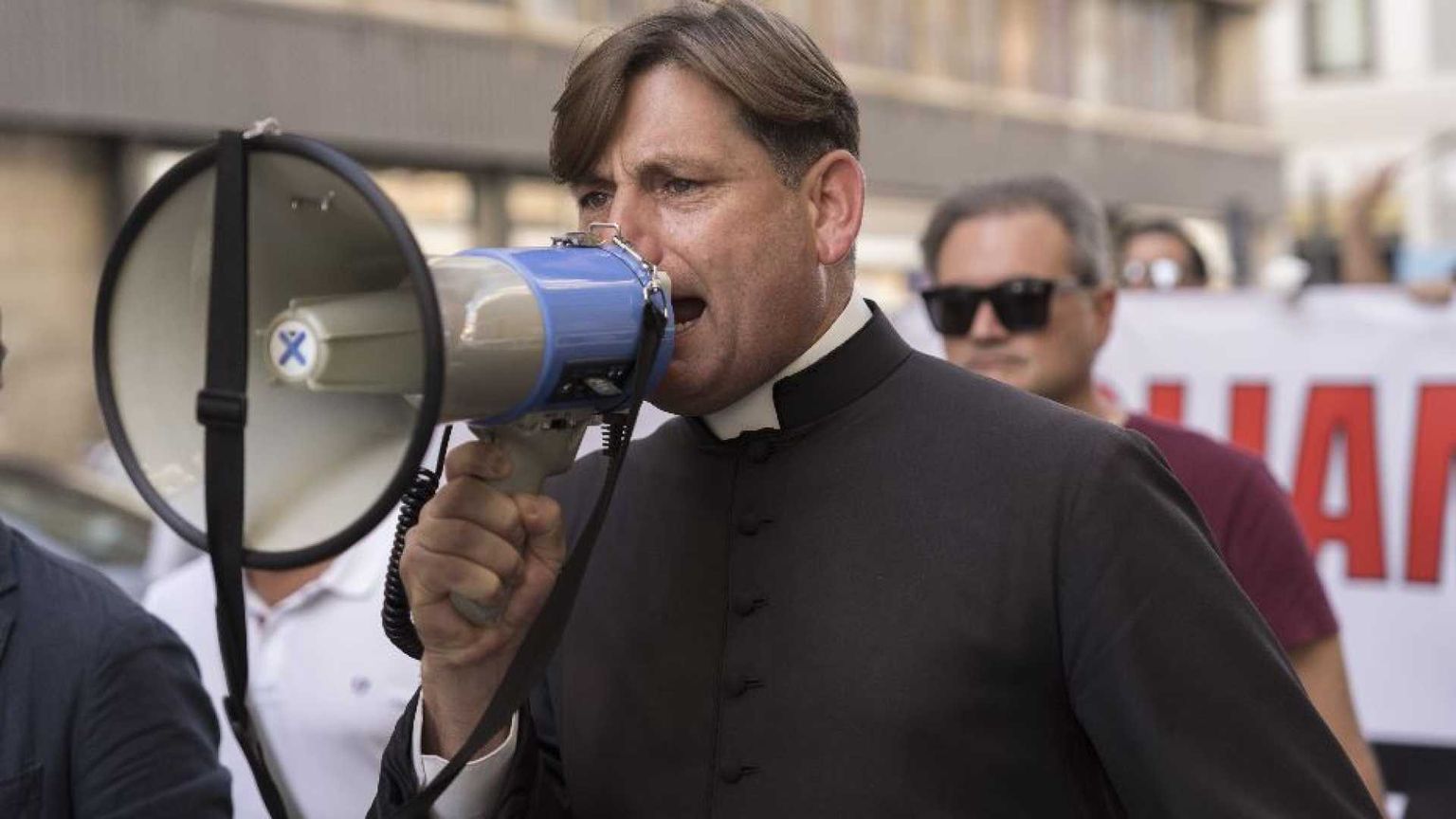 Don Coluccia, nuova aggressione. E lui: «Proseguirò il cammino»